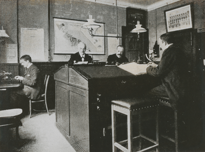 875331 Interieur van een deel van het kantoor van sigarenwinkel en -fabriek H.G. en M.A. Hagen (Lange Viestraat 23) in ...